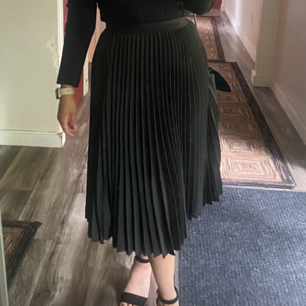 Pleated long skirt